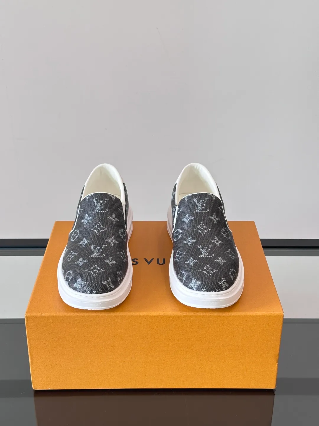 Men's shoes 💰p360 "LOUIS VUITTO＊" Classic presbyopic slip-on loafers are made of classic Damier Gra men's shoes 💰phite canvas, with LV logo embellishment on the shoe body, leather straps decorated with LV metal logo buckles, smooth calf leather trim, and Monogram flower rubber outsole, full of youthful vitality and elegance. Blake craftsmanship and hand-stitched uppers cleverly establish recognition, and the standard sheepskin lining provides a comfortable and soft foot feel! Size: 38-44